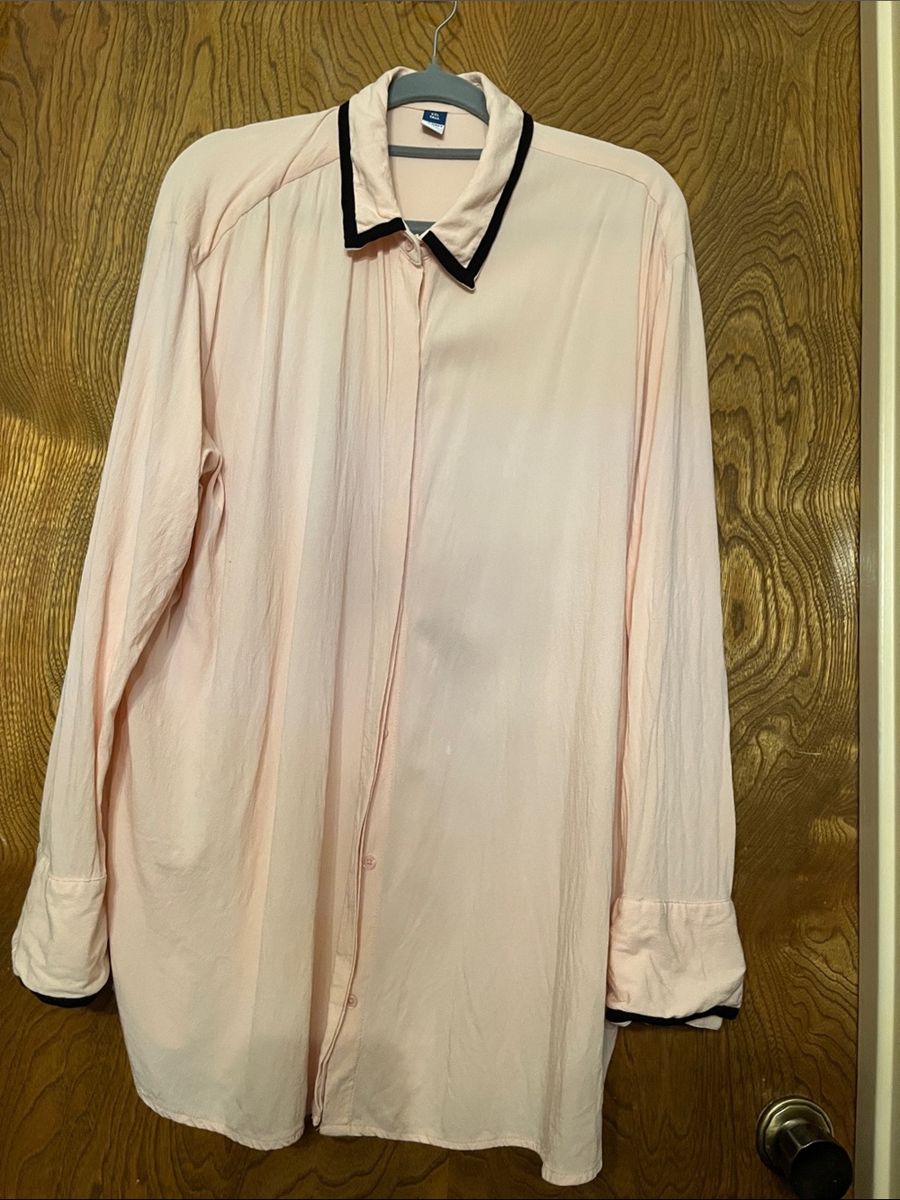 XXL Tall Women’s Old Navy Light Pink Button-Down Shirt with Black Trim Collar